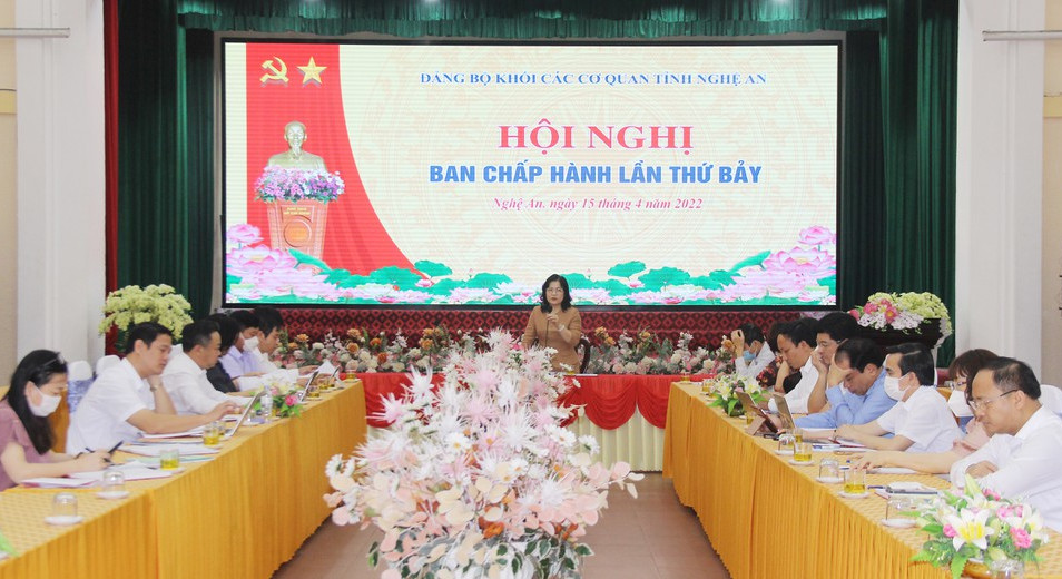 Đồng chí Nguyễn Thị Kim Chi - Ủy viên BTV Tỉnh ủy, Bí thư Đảng ủy Khối các cơ quan tỉnh chủ trì.