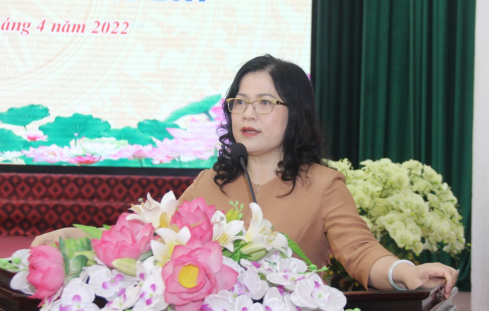 Đồng chí Nguyễn Thị Kim Chi - Ủy viên Ban Thường vụ Tỉnh ủy, Bí thư Đảng ủy Khối các cơ quan tỉnh phát biểu tại hội nghị.
