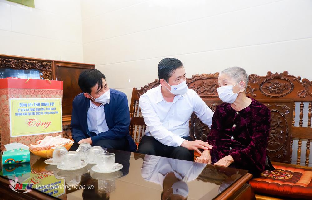 Bí thư Tỉnh uỷ Thái Thanh Quý đến thăm, tặng quà, chúc sức khỏe cụ bà Trần Thị Lường, năm nay 94 tuổi, là mẹ liệt sỹ. 