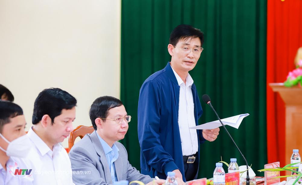 Đồng chí Trương Minh Cương - Bí thư Huyện ủy, Chủ tịch HĐND huyện Quế Phong trình bày báo cáo tại cuộc làm việc. 