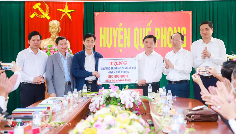 Bí thư Tỉnh ủy Thái Thanh Quý trao tặng 500 triệu đồng từ nguồn kêu gọi xã hội hóa để huyện Quế Phong xây dựng công trình an sinh xã hội.