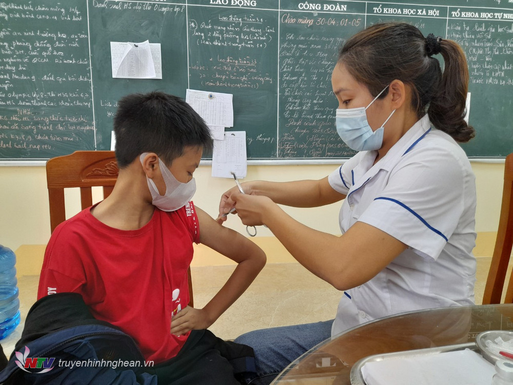 Đợt này, huyện Quỳnh Lưu triển khai tiêm 3.200 liều cho trẻ từ 6- 12 tuổi