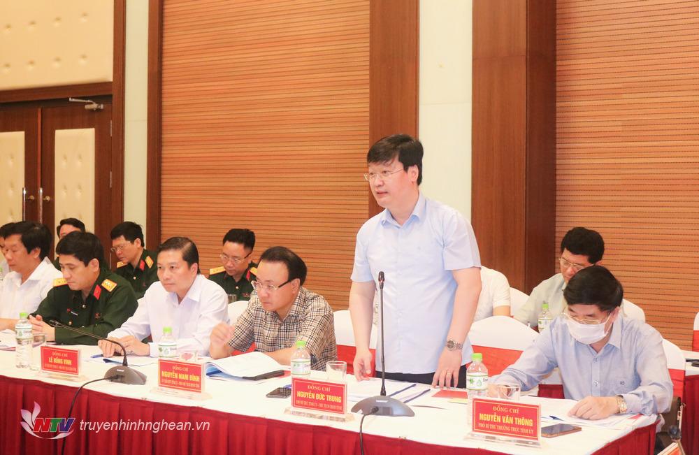 Đồng chí Nguyễn Đức Trung - Phó Bí thư Tỉnh ủy, Chủ tịch UBND tỉnh phát biểu thảo luận tại cuộc làm việc. 
