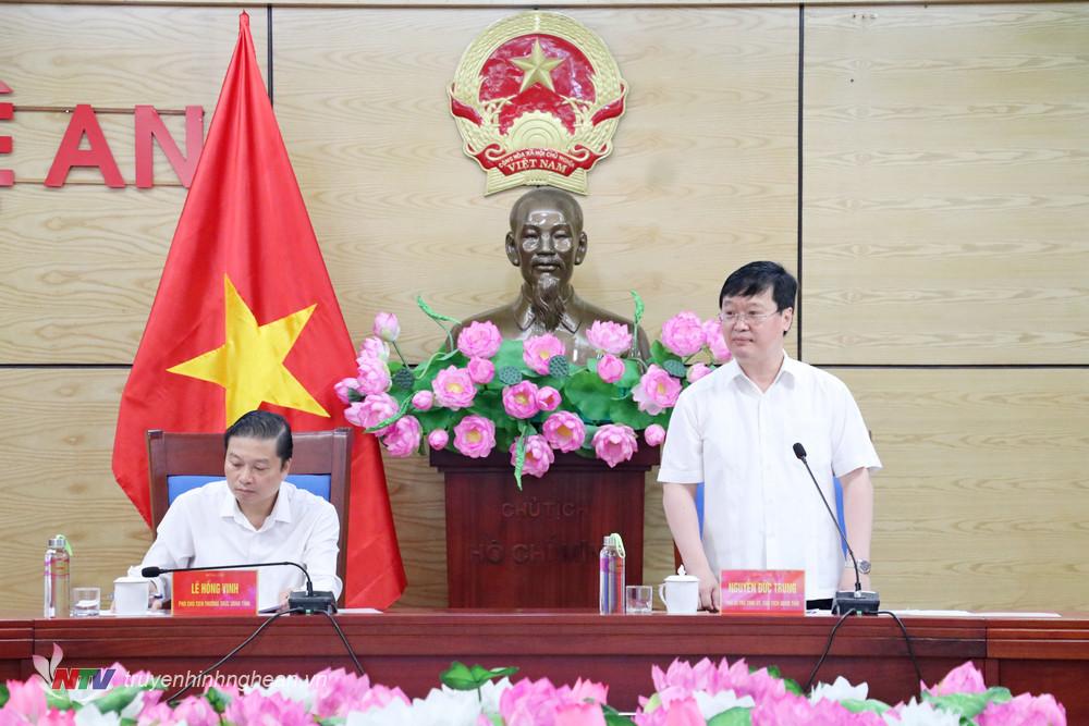 Chủ tịch UBND tỉnh Nghệ An Nguyễn Đức Trung phát biểu kết luận, yêu cầu các địa phương liên quan thực hiện đúng cam kết bàn giao mặt bằng sạch ở những đoạn còn vướng mắc đúng như cam kết tại cuộc họp.