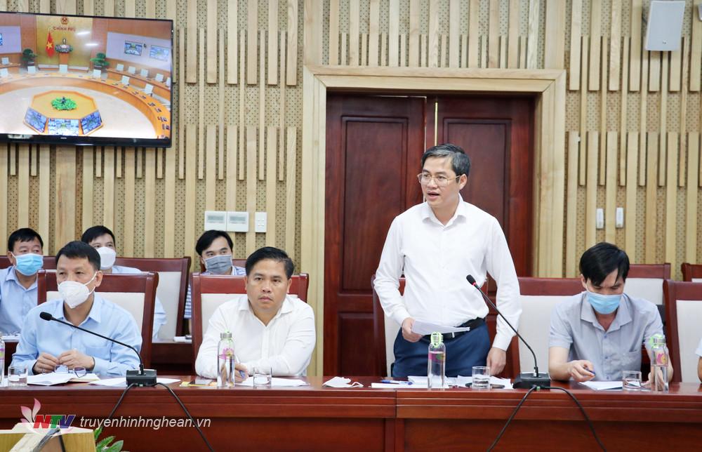 Đồng chí Nguyễn Hữu An - Chủ tịch UBND thị xã Hoàng Mai phát biểu tại cuộc làm việc, cam kết tiến độ bàn giao mặt bằng tại những điểm còn vướng trên địa bàn thị xã. 