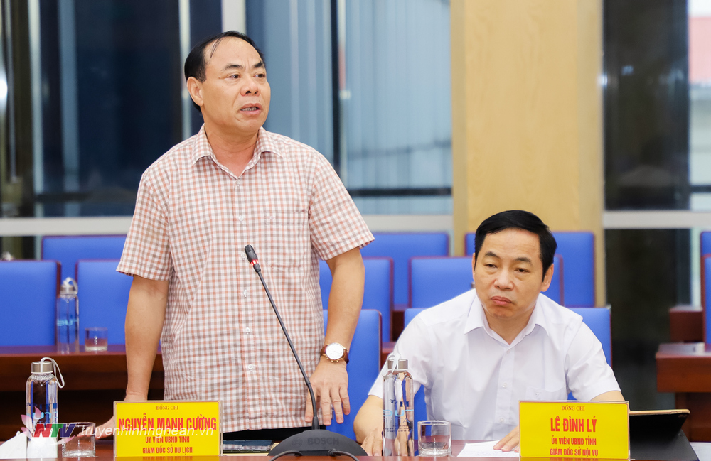 Giám đốc Sở Du lịch Nguyễn Mạnh Cường báo cáo tại phiên họp.