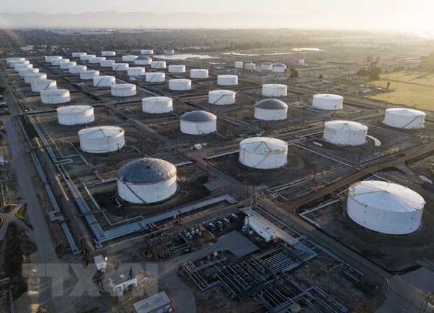 Các bể chứa dầu tại một cơ sở dự trữ ở Carson, bang California, Mỹ.