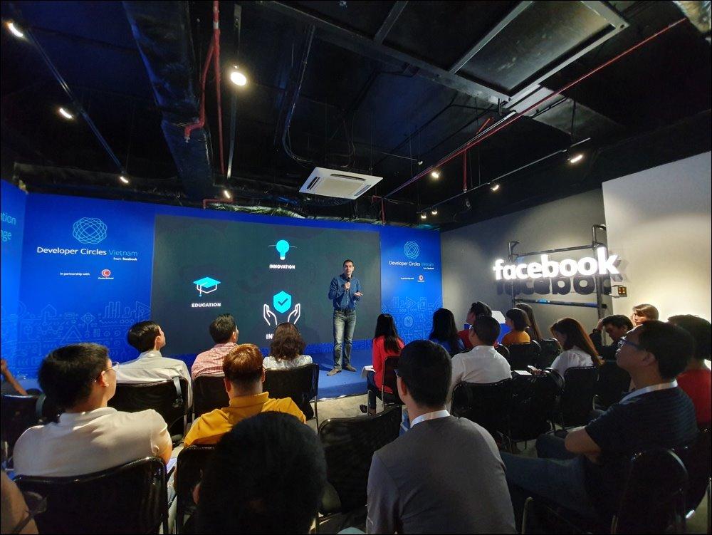 Ông Konstantinos Papamiltiadis, Giám đốc Toàn cầu về Chương trình và Đối tác Nhà phát triển của Facebook đang nói về chương trình Developers Circles.