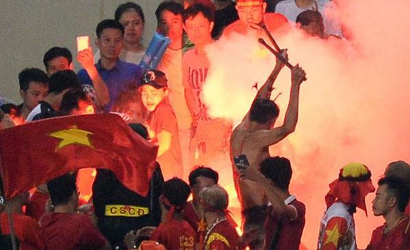 VFF bị phạt gần 1 tỷ đồng vì CĐV đốt pháo sáng ở vòng loại U23 châu Á
