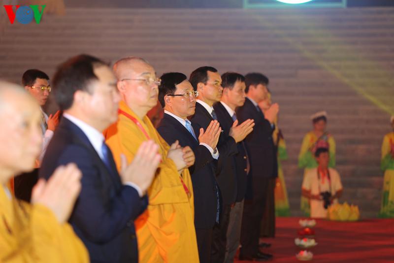 Tối 13/5, tại chùa Tam Chúc (Hà Nam) đã diễn ra lễ hội hoa đăng, tụng kinh cầu quốc thái dân an, hòa bình thế giới.
