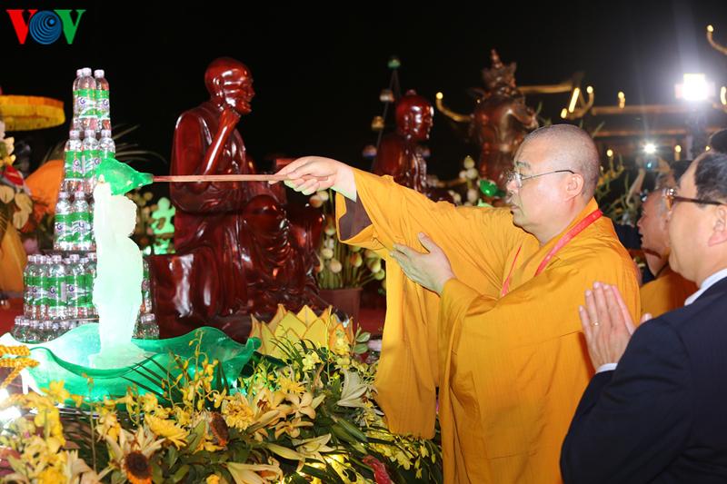 Hòa thượng Thích Thanh Nhiễu thực hiện nghi thức tắm Phật.