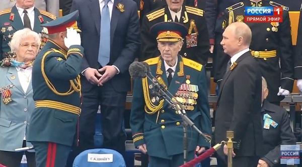 Bộ trưởng Shoigu giơ tay chào và báo cáo Tổng thống Vladimir Putin.