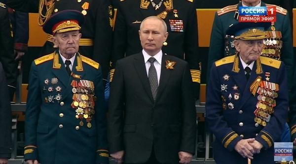 Tổng thống Putin (giữa) đứng cạnh các cựu chiến binh chứng kiến lễ duyệt binh. Năm nay không có nguyên thủ nước ngoài nào tham gia lễ Duyệt binh Chiến thắng.