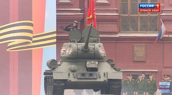 Dẫn đầu đội hình cơ giới là một chiếc xe tăng T-34-85, vũ khí được người Nga tôn thờ như một biểu tượng cho tinh thần yêu nước trong Chiến tranh Vệ quốc Vĩ đại.