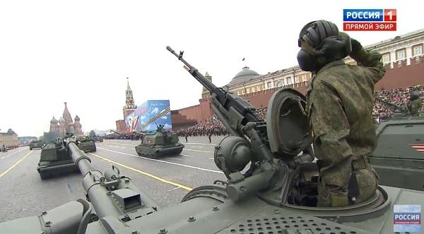 Pháo tự hành 2S19M "Msta-SM", một trong những hệ thống pháo hiện đại nhất của lục quân Nga, di chuyển trên Quảng trường Đỏ. 