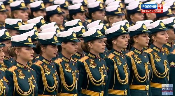 Các nữ sĩ quan Nga tại cuộc duyệt binh. 