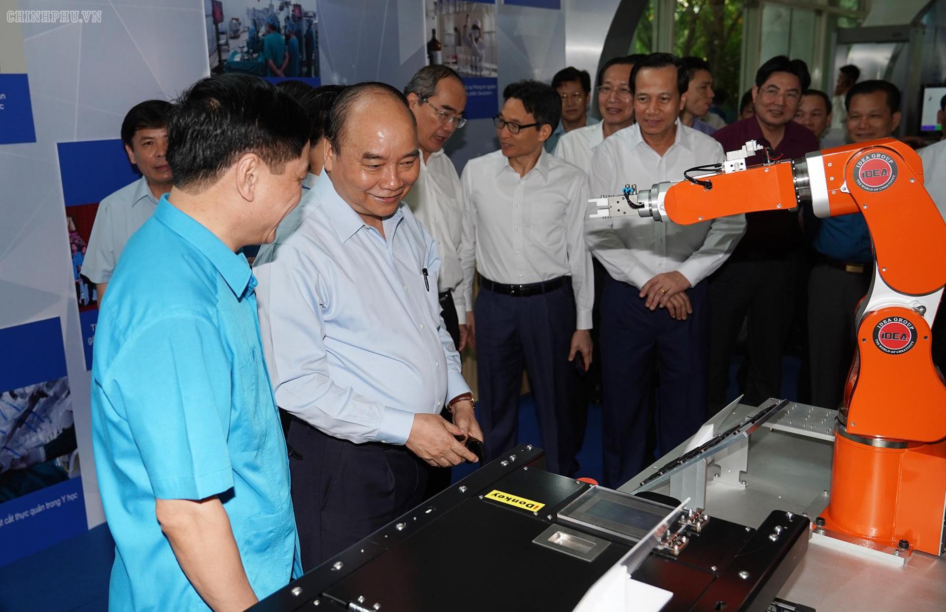 Thủ tướng Nguyễn Xuân Phúc, Phó Thủ tướng Vũ Đức Đam tham quan triển lãm công nghệ cao. 