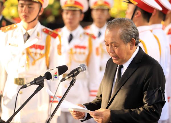 Phó thủ tướng Trương Hòa Bình đọc nghi thức lễ an táng. 
