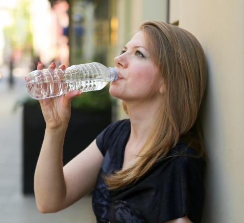 Uống nhiều nước để giảm các triệu chứng đau nửa đầu: Các cơn đau đầu và đau nửa đầu có thể là do cơ thể thiếu nước. Mất cân bằng chất lỏng và chất điện giải trong cơ thể khiến các cơ quan không thể hoạt động hiệu quả. Uống đủ nước sẽ giúp phòng ngừa mất nước và giảm các cơn đau nửa đầu.