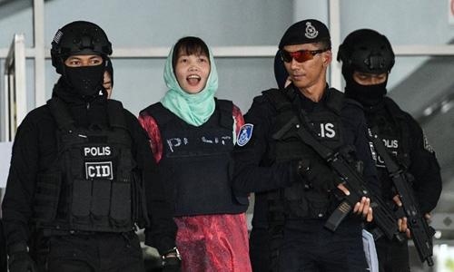 Đoàn Thị Hương tươi cười rời tòa án sau khi được hủy tội giết người. 