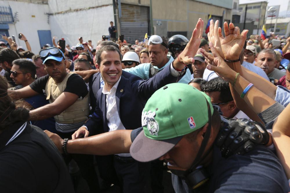  Lãnh đạo đối lập Juan Guaido xuống đường kêu gọi nổi dậy ngày 30/4. (Ảnh: AP)