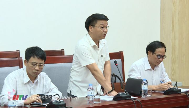 Ông Nguyễn Quốc Việt - Giám đốc Công ty cổ phần Xi măng Hoàng Mai báo cáo dự án.