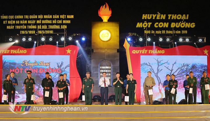 Trung tướng Lê Hiền Vân và Chủ tịch UBND tỉnh Nghệ An Thái Thanh Quý trao tặng quà cho đại diện 10 gia đình Bộ đội Trường Sơn, cựu TNXP, dân công hỏa tuyến huyện Tân Kỳ
