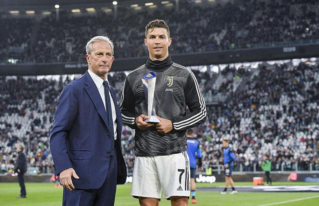 Trước trận đấu với Atalanta tại vòng 37, Cristiano Ronaldo nhận giải cầu thủ Serie A hay nhất mùa giải 2018/19.