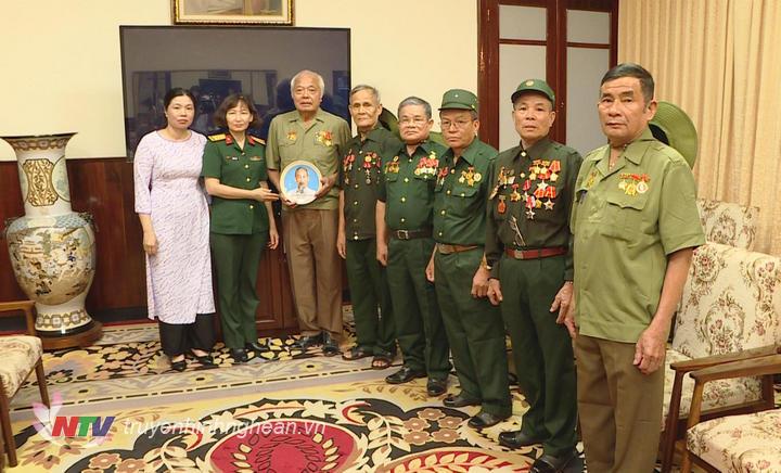 Ban quản lý Lăng Chủ tịch Hồ Chí Minh gặp mặt đoàn người có công tỉnh Nghệ An nhân dịp viếng thăm.