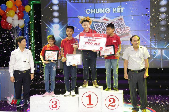 Quán quân English Challenge mùa thứ 2 Quang Minh nhận phần thưởng trị giá 2.000 USD