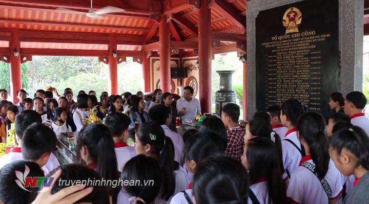 mỗi ngày có hàng chục đoàn khách với hàng nghìn người về thăm Truông Bồn, đông hơn ngày thường khoảng 2 – 3 lần.