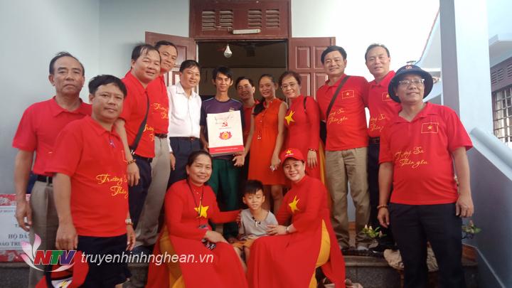 Đoàn công tác tỉnh Nghệ An thăm, tặng quà cho người dân trên đảo.