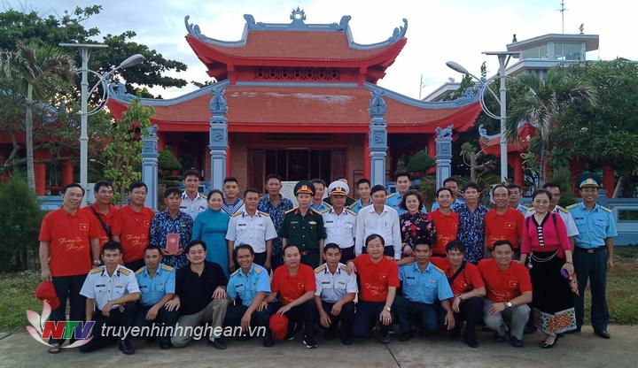 Đoàn công tác tỉnh Nghệ An chụp ảnh lưu niệm cùng cán bộ, chiến sĩ là con em xứ Nghệ đang làm nhiệm vụ trên đảo.