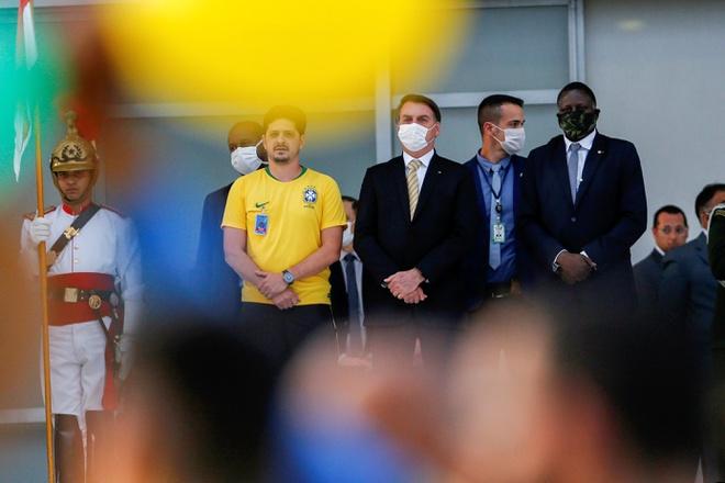 Tổng thống Brazil Jair Bolsonaro đứng trước đám đông người biểu tình phản đối lệnh phong tỏa bên ngoài Cung điện Planalto, hôm 15/5. Ảnh: Reuters.
