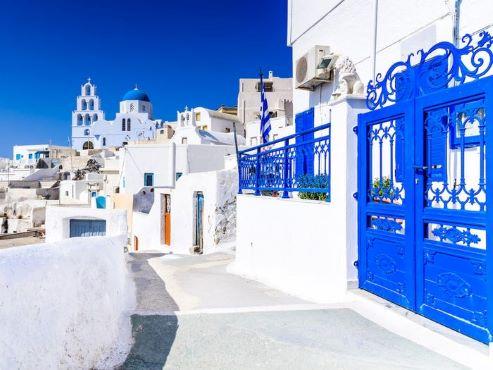 Santorini (Hy Lạp) nổi tiếng với những ngôi nhà quét vôi và hoàng hôn tuyệt đẹp. Ảnh: Getty