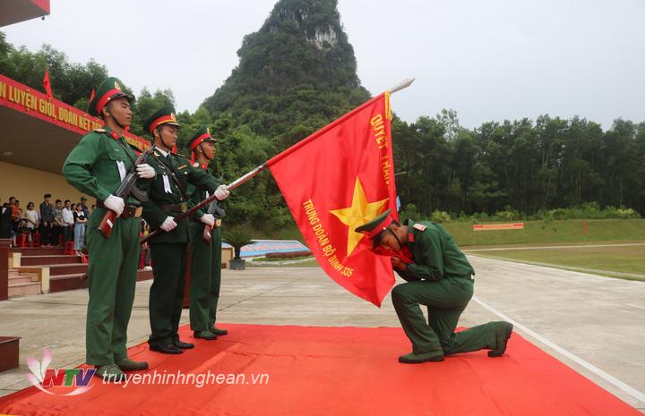 Chiến sĩ mới thực hiện nghi thức tuyên thệ.