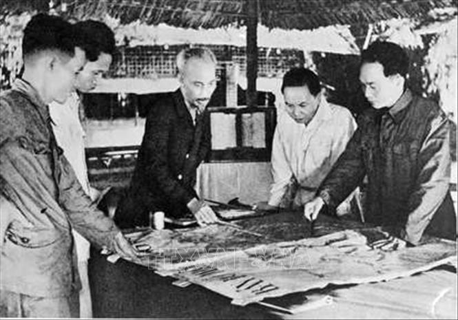 Ngày 6/12/1953, Bộ Chính trị tổ chức cuộc họp dưới sự chủ trì của Chủ tịch Hồ Chí Minh để nghe Tổng Quân ủy báo cáo và duyệt lần cuối kế hoạch tác chiến Đông - Xuân 1953 - 1954, đồng thời quyết định mở Chiến dịch Điện Biên phủ với quyết tâm tiêu diệt bằng được tập đoàn cứ điểm này. Ảnh: Tư liệu