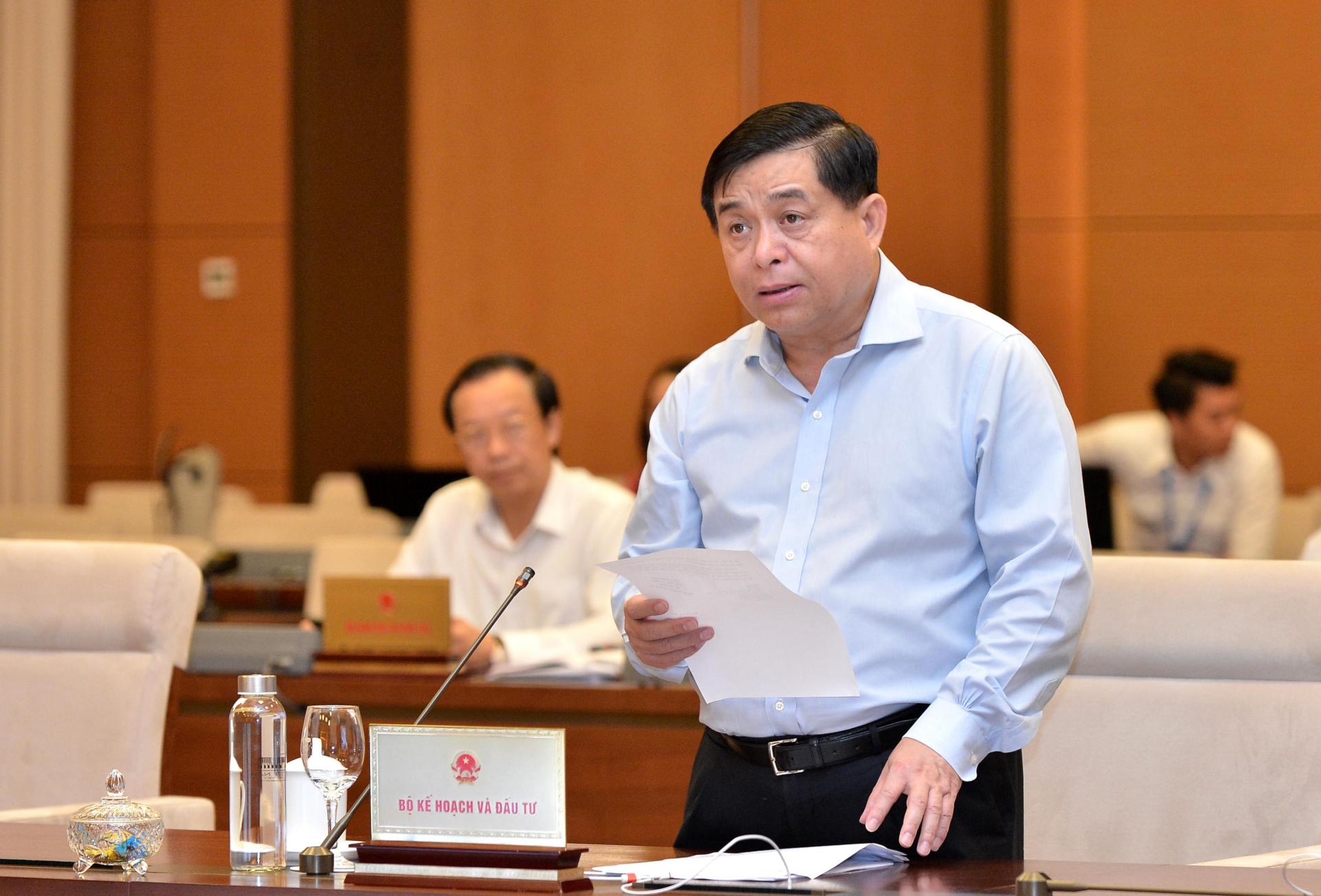 Bộ trưởng Bộ Kế hoạch và Đầu tư Nguyễn Chí Dũng trình bày báo cáo.