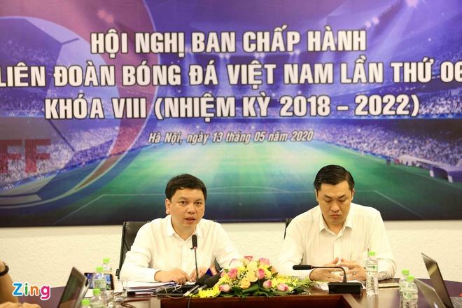 Tổng thư ký Lê Hoài Anh (trái) và Phó chủ tịch truyền thông Cao Văn Chóng chia sẻ với báo giới trưa 13/5. 