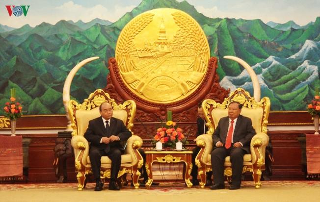 Thủ tướng Nguyễn Xuân Phúc tiếp kiến Tổng Bí thư, Chủ tịch nước Lào Buonnhang Vorachith. Ảnh: VOV