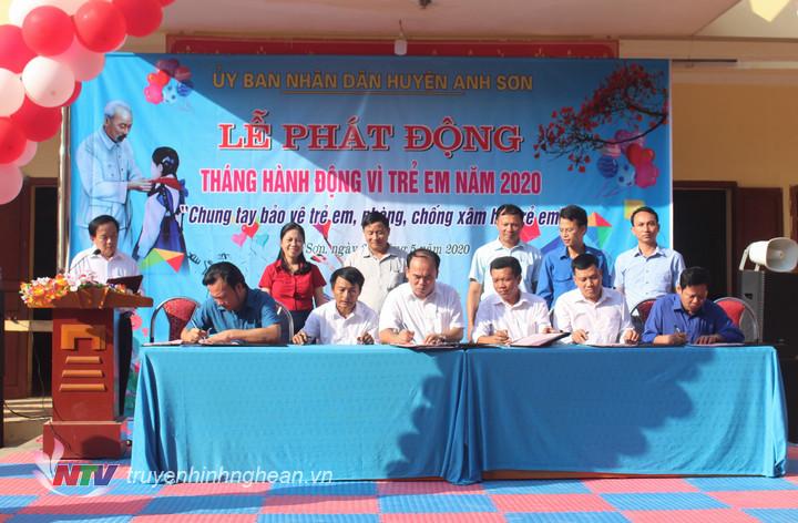 đại diện lãnh đạo UBND 21 xã thị trấn đã ký cam kết với lãnh đạo UBND huyện về  thực hiện tháng hành động Vì trẻ em năm 2020 