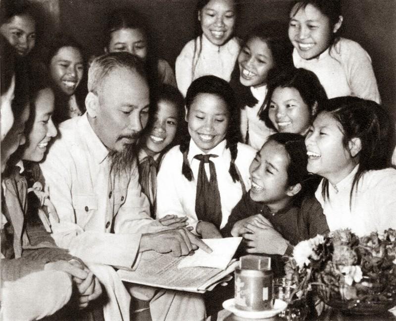 Đại biểu học sinh trường trung học Trưng Vương (Hà Nội) đến chúc thọ ) Hồ Chủ Tịch (5/1956). (Ảnh Tư liệu)