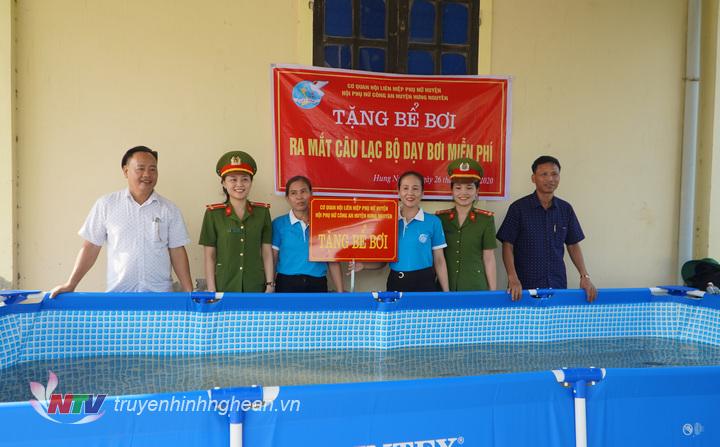 Hội Phụ nữ huyện, Công an huyện trao tặng bể bơi thông minh cho xã Hưng Trung.