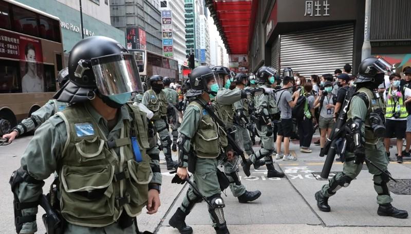 Người biểu tình đã xuống đường trong sự tức giận đối với luật an ninh quốc gia được đề xuất, mà một nguồn hợp pháp cao cấp khẳng định sẽ bắt nguồn từ hệ thống pháp lý của Hong Kong. 