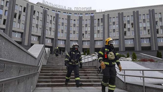 Lực lượng cứu hỏa bên ngoài một bệnh viện ở St.Petersburg. (Nguồn: RT)