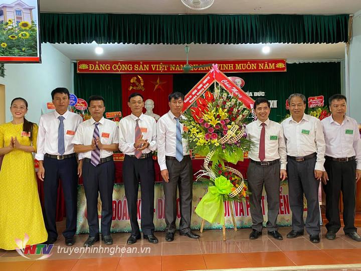 Lãnh đạo huyện tặng hoa chúc mừng BCH khóa mới.