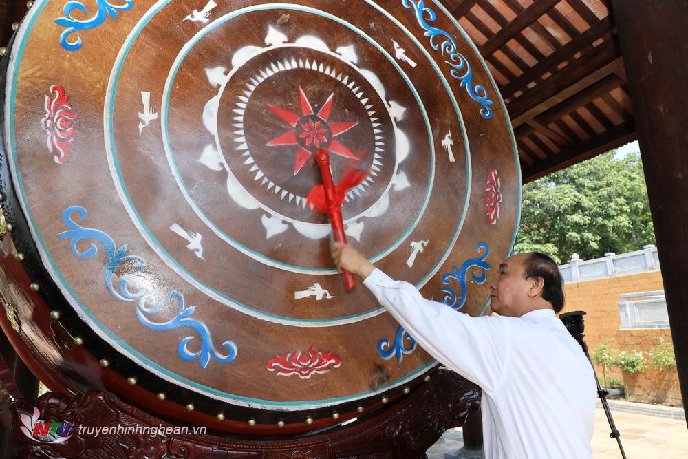 Thủ tướng Chính phủ Nguyễn Xuân Phúc thực hiện nghi lễ đánh trống.