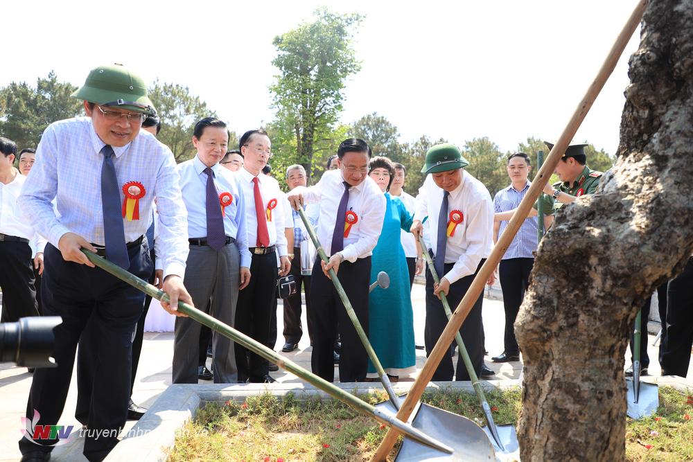 Thủ tướng Nguyễn Xuân Phúc trồng cây lưu niệm trong khuôn viên Đền.