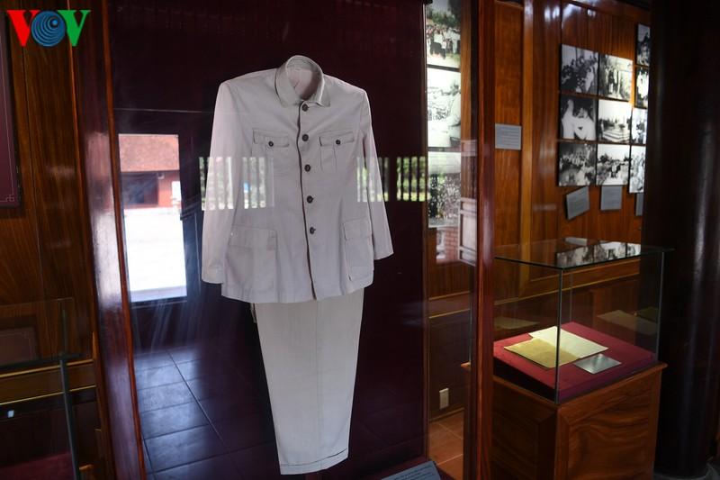 Bộ quần áo kaki Bác Hồ mặc khi về thăm quê lần thứ hai năm 1961.