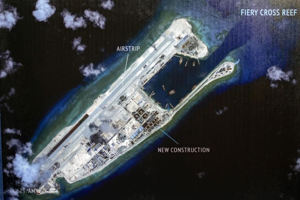 Đá Chữ Thập, một thực thể thuộc quần đảo Trường Sa bị Trung Quốc chiếm đóng phi pháp. Ảnh: AP.